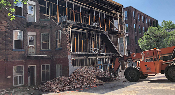 Démolition mur de brique